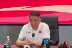 宮魯鳴：張子宇體重與姚明相近，摔跤驚險(xiǎn)，腳步與對(duì)抗需加強(qiáng)