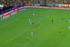 阿根廷0-1落后！塔利亞菲科半場補(bǔ)時(shí)階段送點(diǎn)，瓦倫西亞點(diǎn)射破門