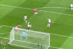球迷唱馬奎爾之歌慶?！铩ゑR奎爾，他的頭真是太大了