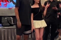 女球迷找羅斯合影，這姿色，羅斯也忍不住多聊兩句