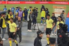 南通主場球迷完賽后瘋狂“問候”主裁判，砸水杯