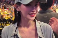 美女球迷現(xiàn)場(chǎng)看球被問(wèn)到心中前三球星？詹姆斯&科比和愛(ài)德華茲~