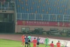短短十秒內(nèi)發(fā)生了啥！實拍慢慢悠悠不拿球，隨后放倒對手染黃