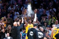 老詹賽前拋鎂粉背后的秘密：NBA球員為何執(zhí)著于涂松香粉和護(hù)手霜？